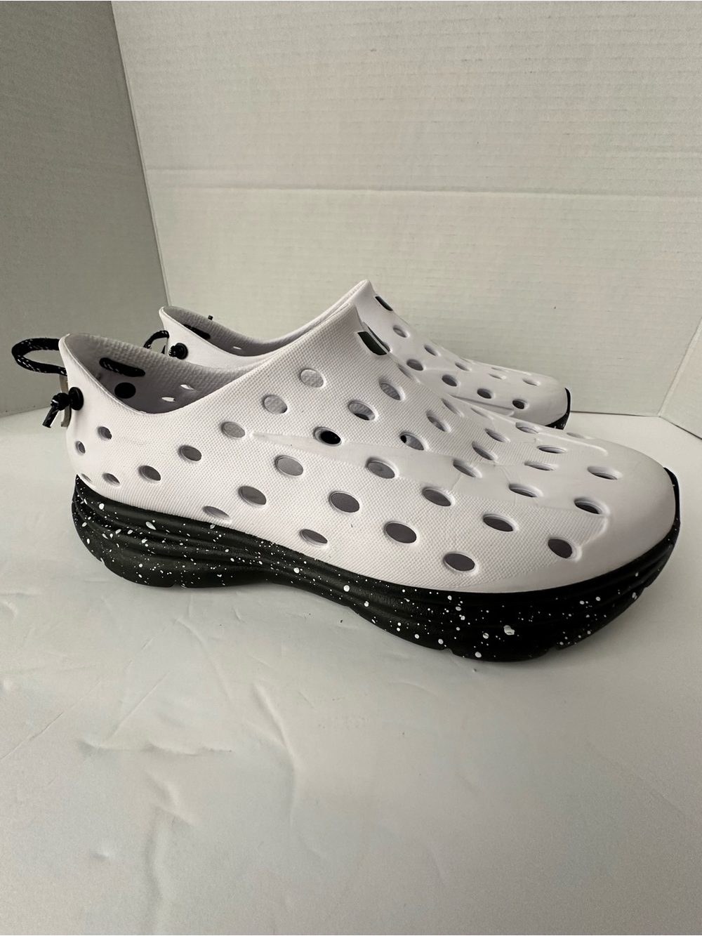 Men’s 12 KANE REVIVE White & Black Speckle Active Recovery Shoe *ANDERSON SC*